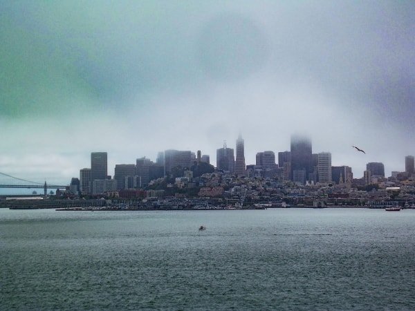 Skyline di San Francisco nella nebbia