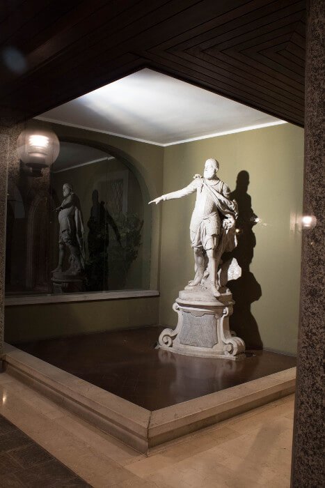 Statua romana all'ingresso di palazzo Bresciano