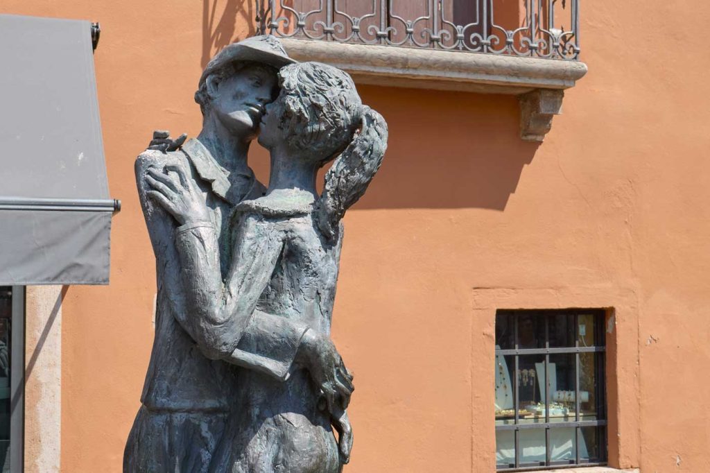 La Statua del Bacio di Bassano del Grappa