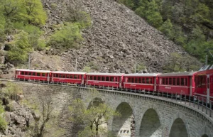 Trenino rosso del Bernina : dall&rsquo; Italia alla Svizzera