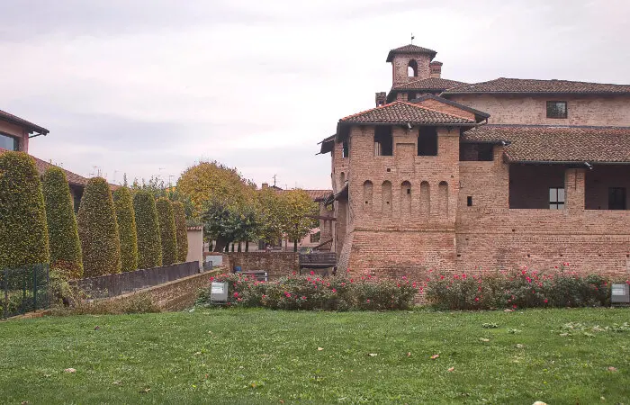 Il castello di Pagazzano e la pianura bergamasca 3 Fossato del Castello di Pagazzano