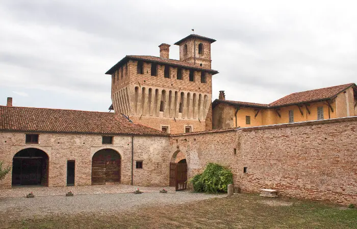 Il castello di Pagazzano e la pianura bergamasca