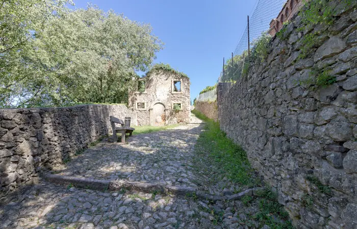 Salita al castello di Soave
