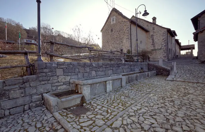 Arnosto: l’affascinante contrada a Fuipiano, Valle Imagna