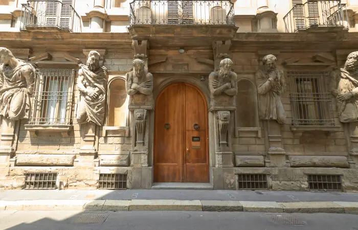 Casa degli Omenoni