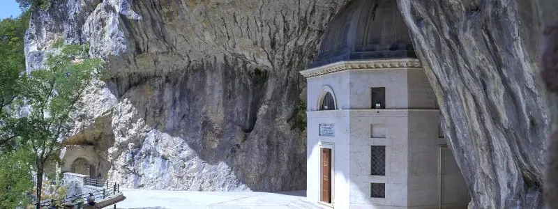 Marche : il Tempio del Valadier, la chiesa nella grotta