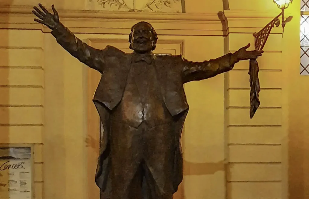 Statua di Luciano Pavarotti