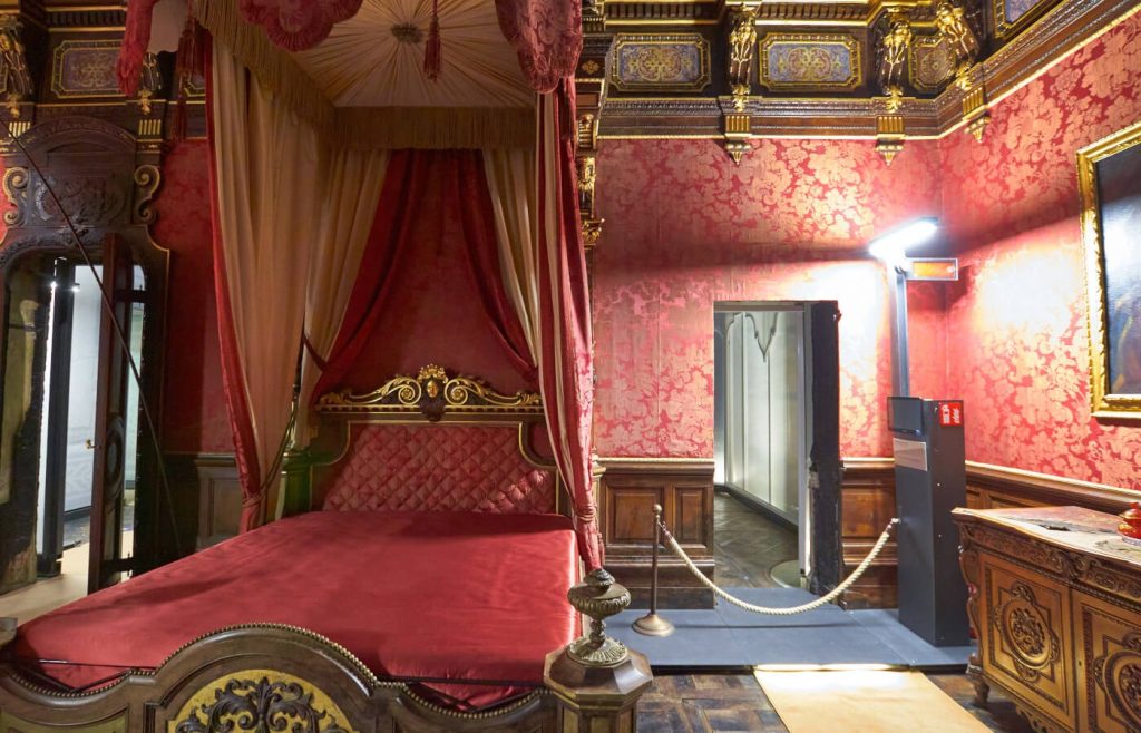 Camera da letto rossa del Castello di Moncalieri