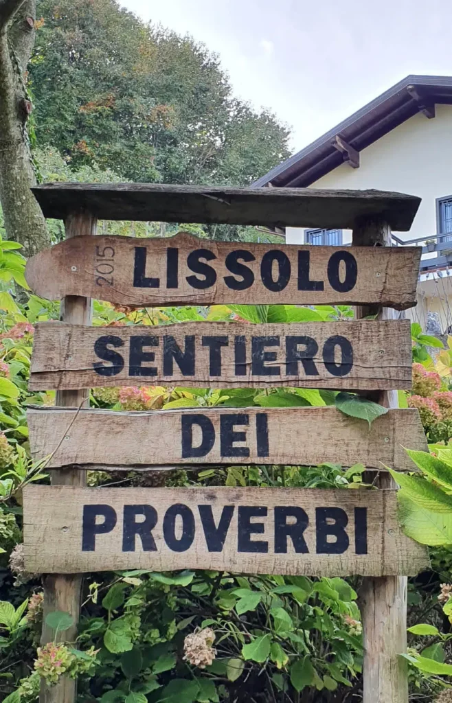 Cartello del sentiero dei proverbi
