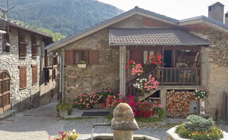 Piemonte: il borgo di Usseaux tra murales e meridiane