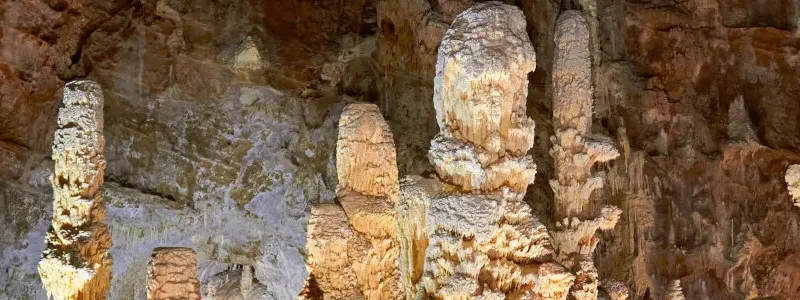 Il mondo sotterraneo delle Grotte di Frasassi
