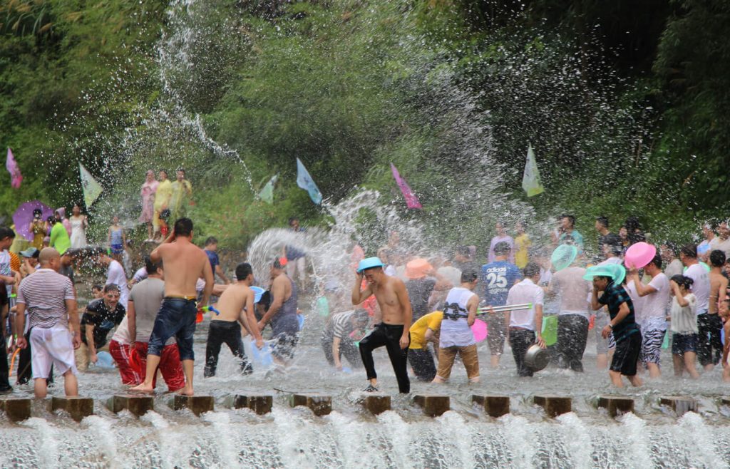 Giochi d'acqua durante Songkran
