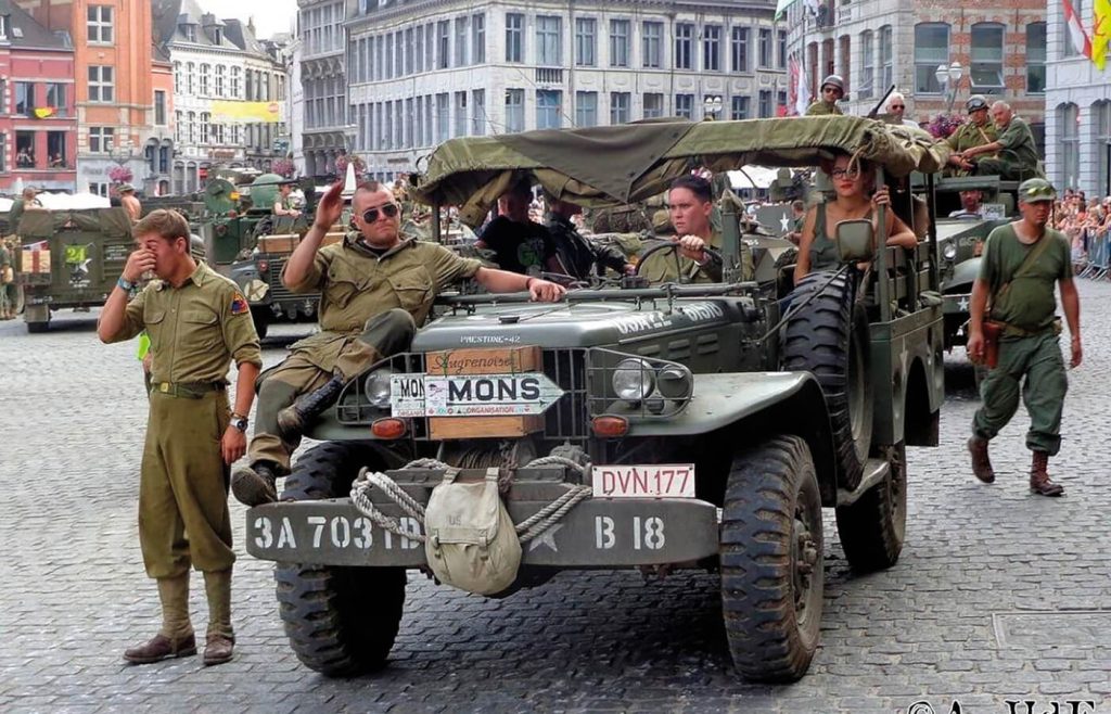 Tanks in Town Mons