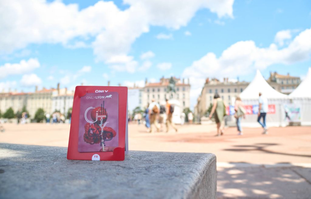 Lione Card