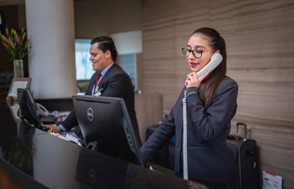 Receptionist nella hall di un hotel business