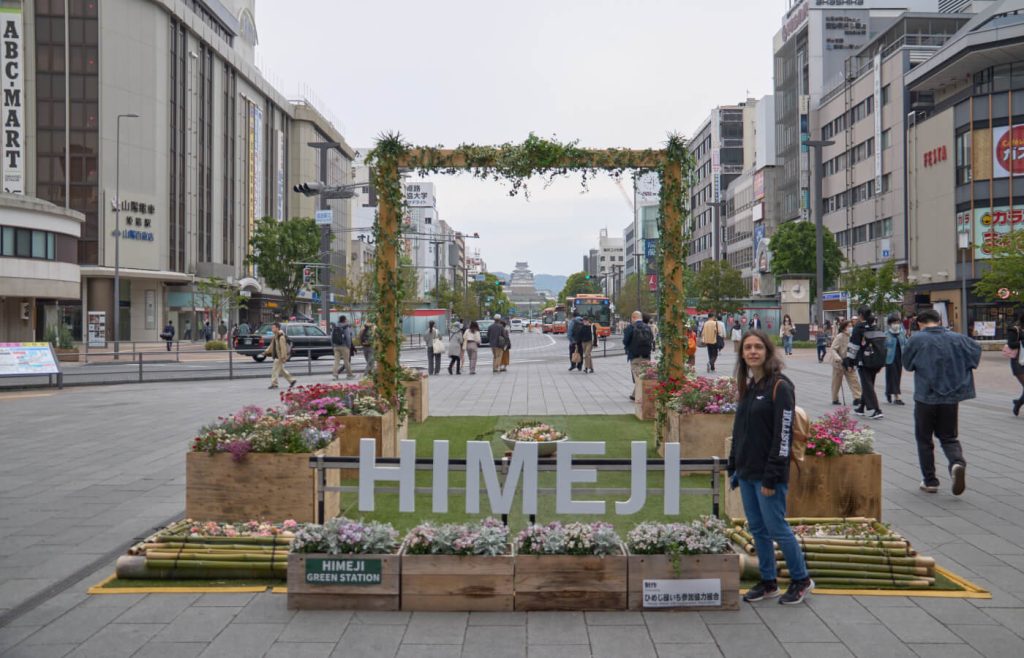 Scritta Himeji vicino alla stazione