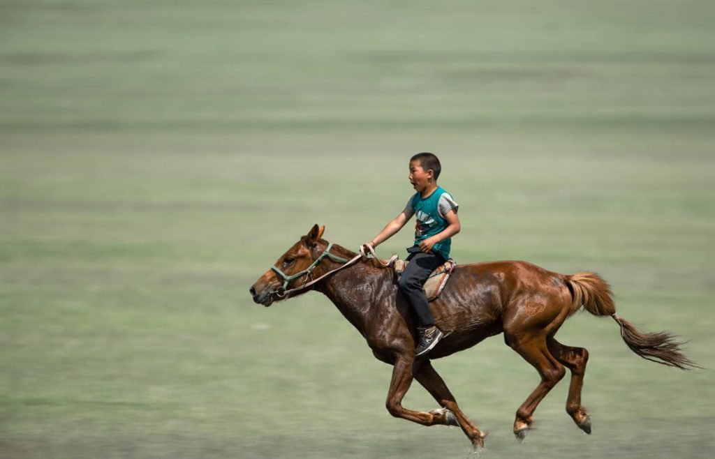 Ragazzo a cavallo in Mongolia