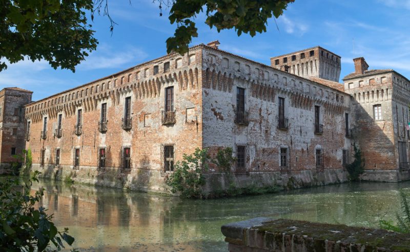 Visitare il Castello di Padernello a Borgo San Giacomo, in provincia di Brescia