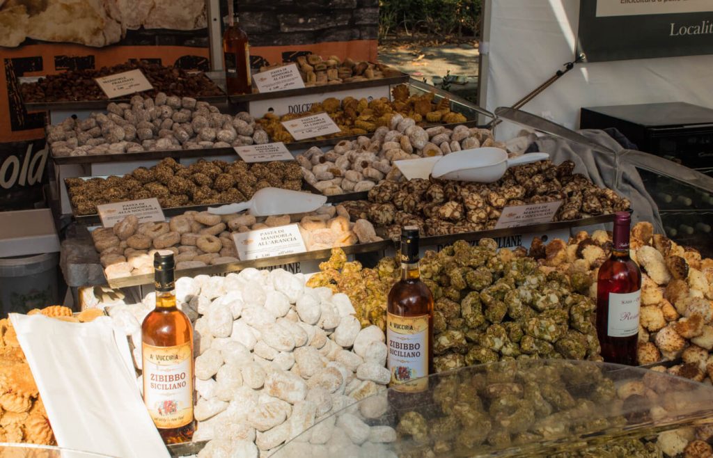 mercatanti in fiera bancarella siciliana