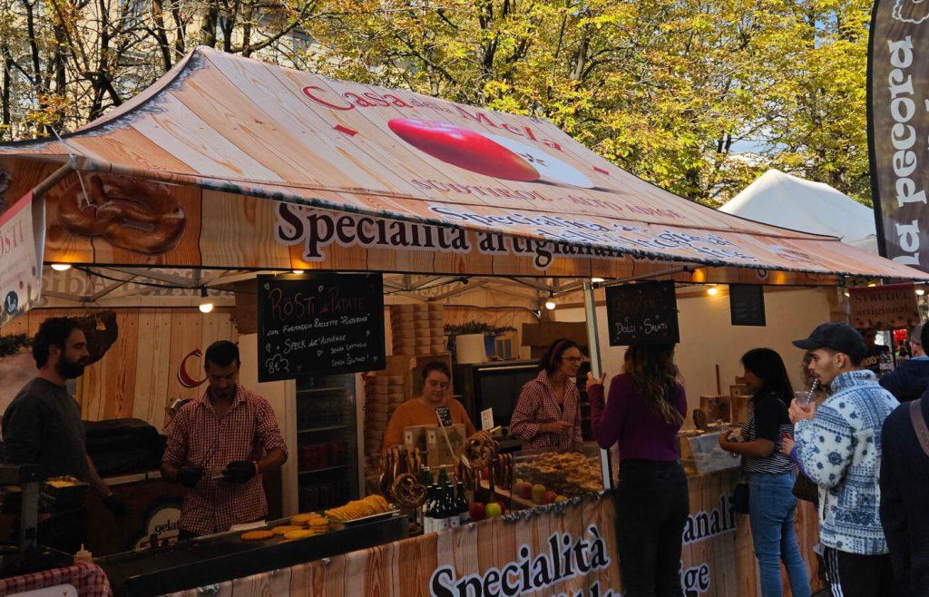 mercatanti in fiera bancarella tirolo