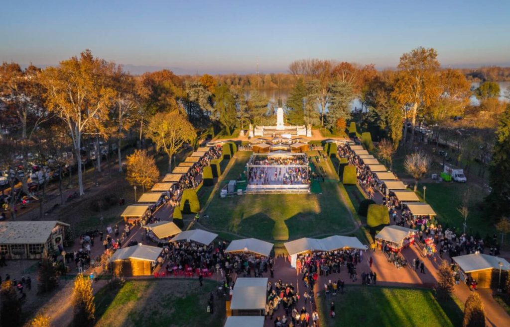 i mercatini di natale di piazza virgiliana a mantova 2025 visti dall alto