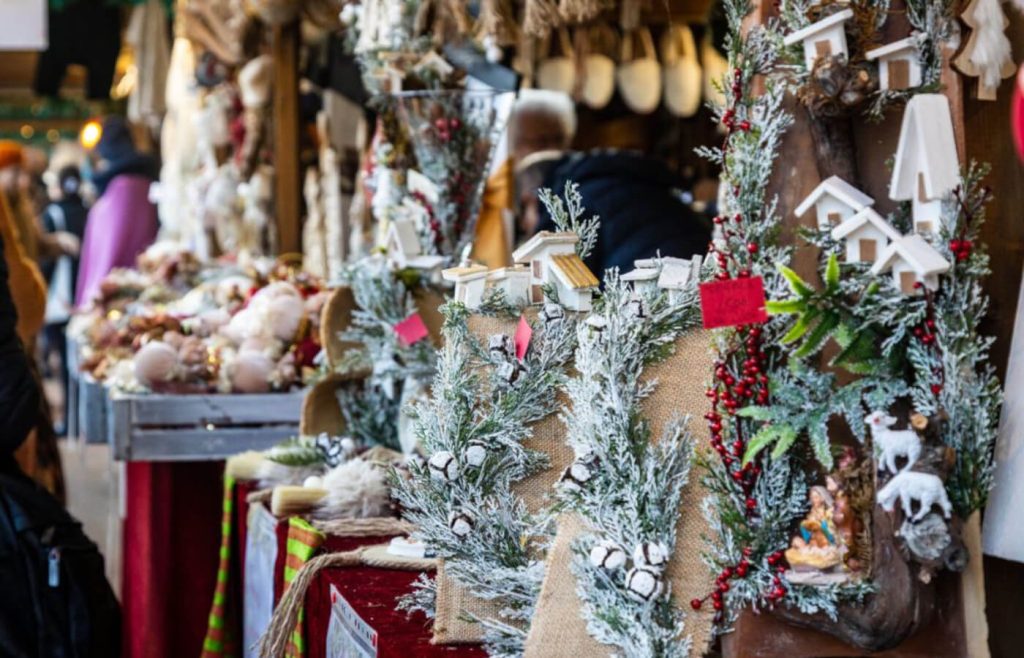 particolare della bancarella ai mercatini di natale di mantova