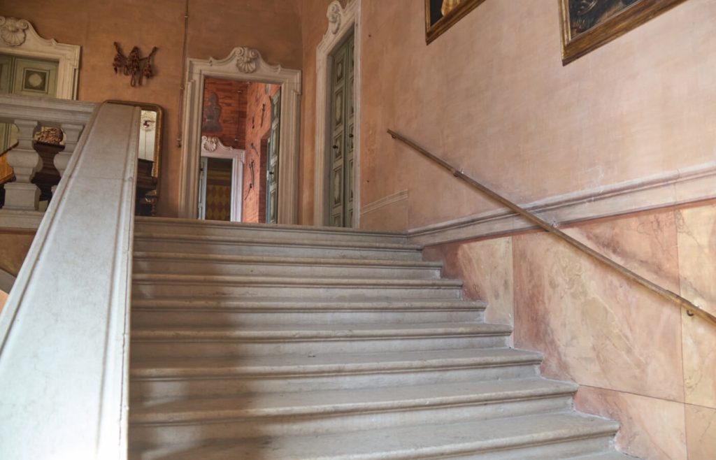 Lo scalone interno del Castello di Padernello