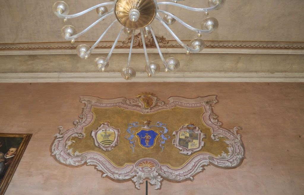 Gli stemmi delle varie casate del Castello di Padernello