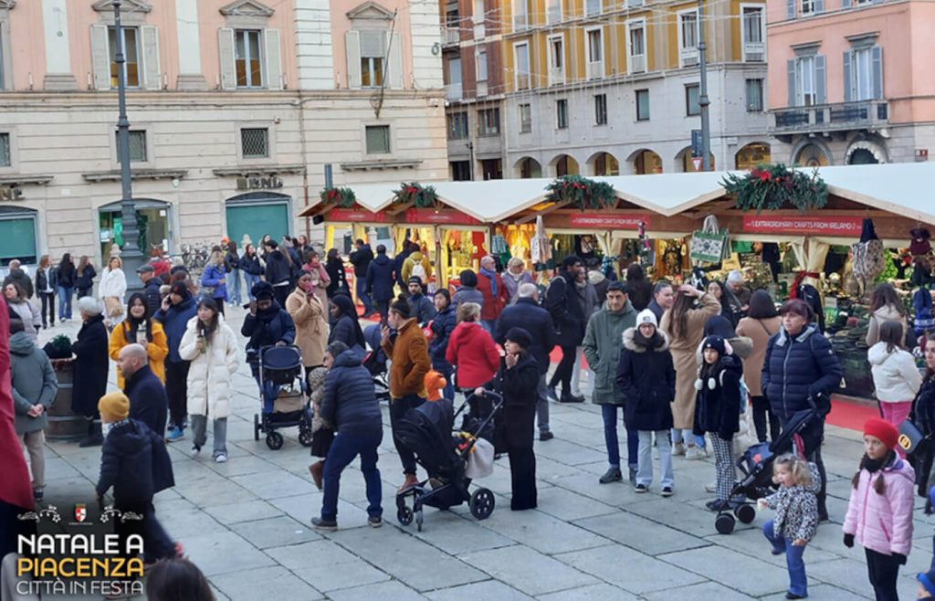 bancarelle ai mercatini di natale di piacenza