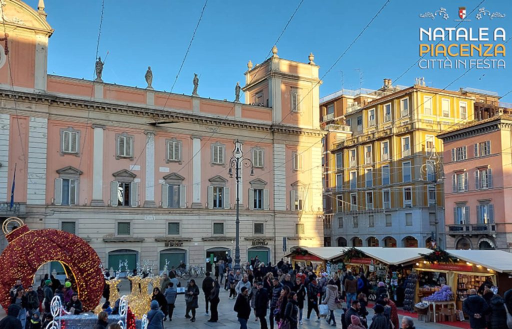 Piazza cavalli dove si svolgono i mercatini di natale di piacenza