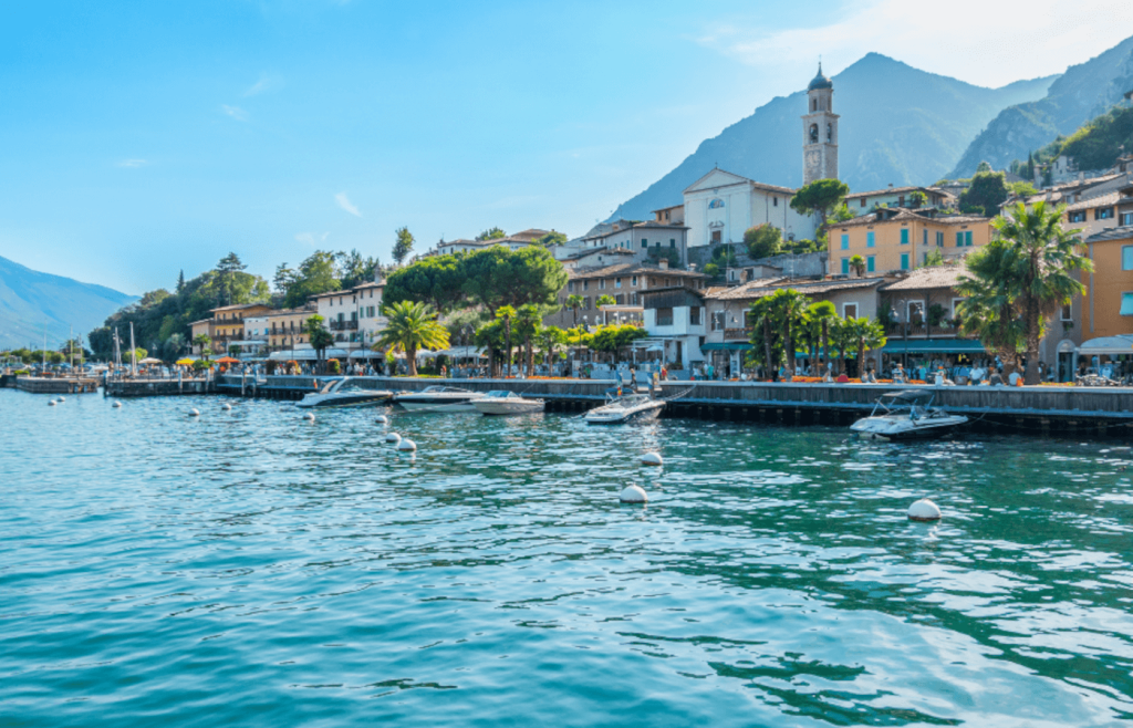Vista dal lago su Peschiera del Garda