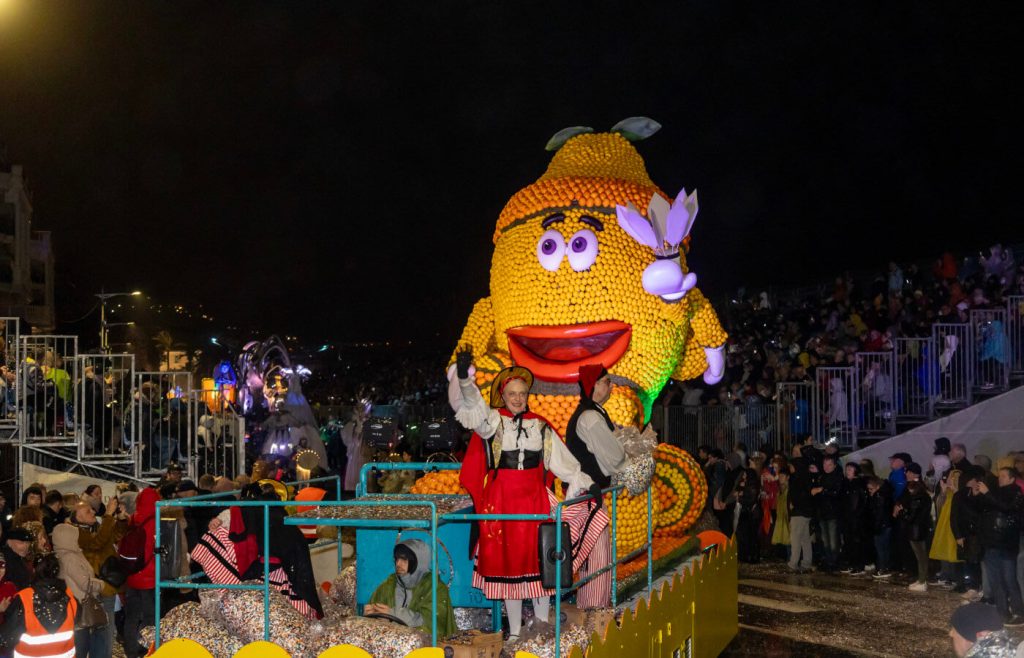 Carro alla sfilata notturna della festa del limone di Mentone