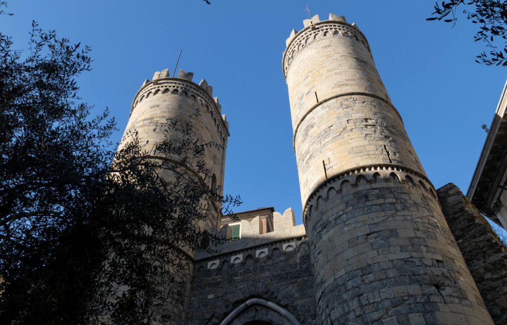 Porta soprana e torri a Genova