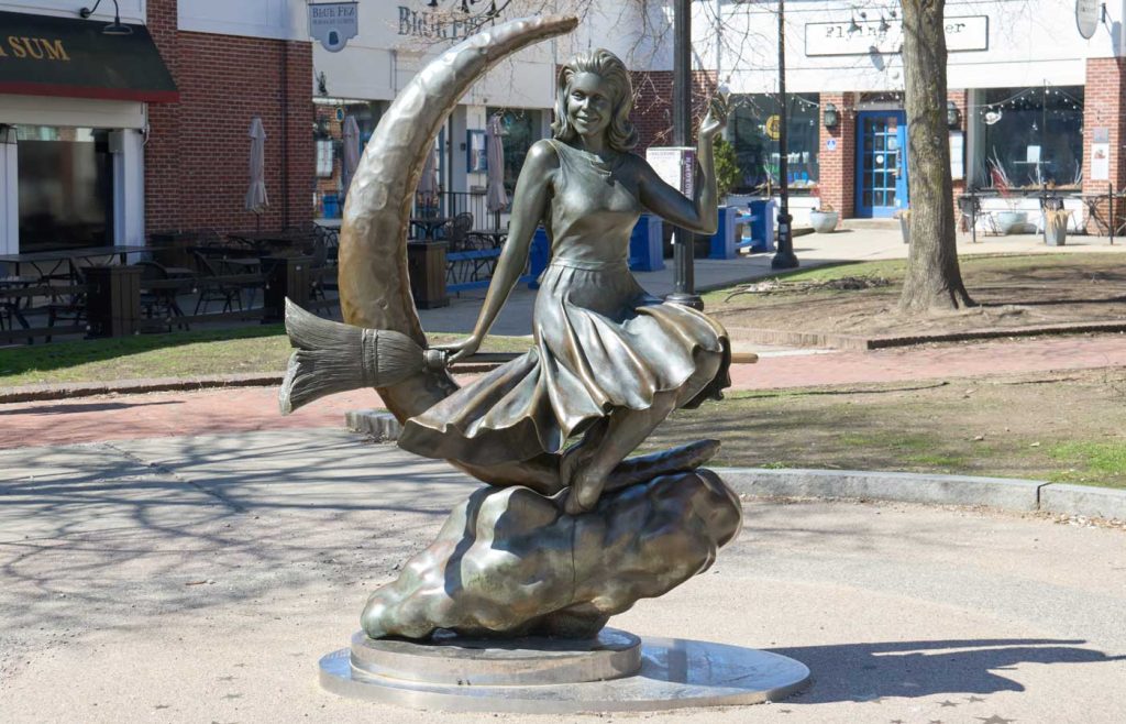 Statua di Elizabeth Montgomery in Vita da Strega