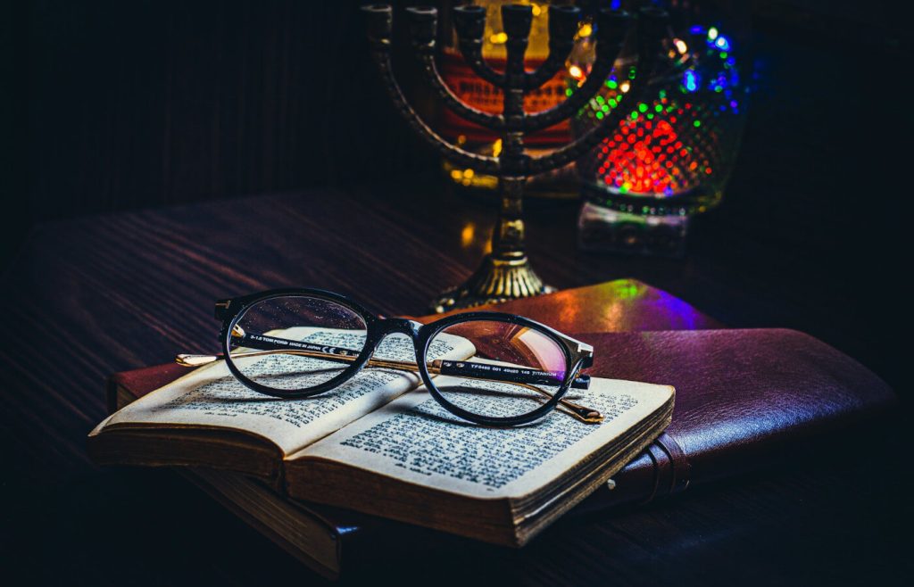 Occhiali e libro vacanza studio