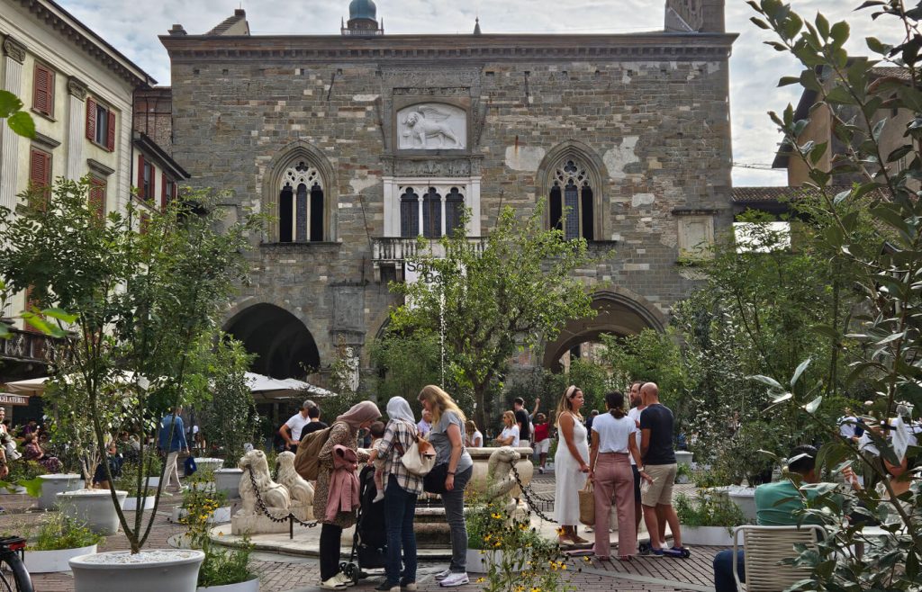 Piazza Vecchia di Bergamo allestita per Landscape Festival - i maestri del paesaggio